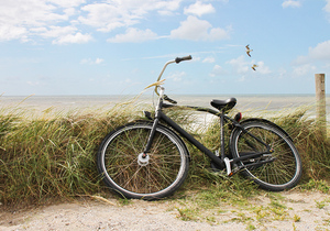 Велосипед на пляже. Почтовая открытка
