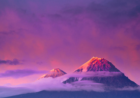 Вулканы Ключевская Сопка (слева) и Камень. Камчатка, Ключевской парк. Почтовая открытка