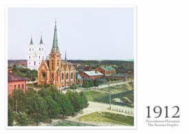 Двинск. Лютеранская церковь (на переднем плане) и католический костел. 1912 год. Почтовая открытка