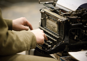 Старая пишущая машинка. Почтовая открытка