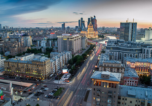 Вид на Новый Арбат, гостиницу «Украина» и небоскрёбы «Москва-Сити». Почтовая открытка