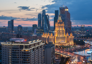 Вид на гостиницу «Украина» и небоскрёбы «Москва-Сити» с жилого дома на Новом Арбате. Почтовая открытка