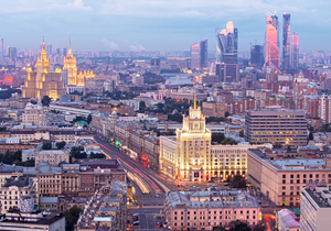 Вид на гостиницу «Украина», высотку на Кудринской площади и небоскрёбы «Москва-Сити» с бизнес-центра «Оружейный». Почтовая открытка