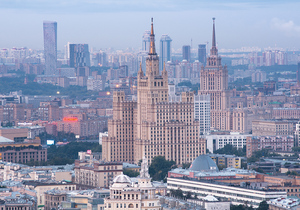 Вид на сталинские высотки: жилой дом на Кудринской площади и гостиницу «Украина». Москва. Почтовая открытка