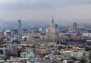 Сталинская высотка на Котельнической набережной, вид в сторону центра с бизнес-центра «Домников». Москва. Почтовая открытка