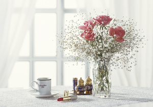 Розы на столе. Почтовая открытка