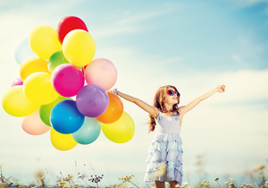 Девочка с воздушными шарами. Почтовая открытка