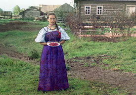 Девушка с земляникой. 1909 год. Почтовая открытка