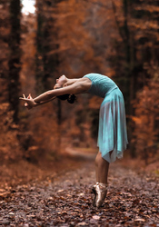 Осенний танец. Почтовая открытка