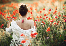 Девушка с татуировкой тюльпана. Почтовая открытка